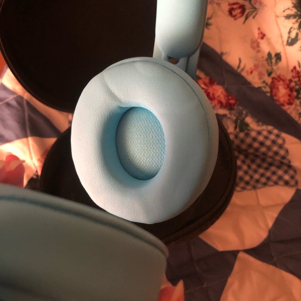 Beats Solo Pro Wireless Noise Cancelling On-Ear Headphones in light blue - Picture 7 of 9